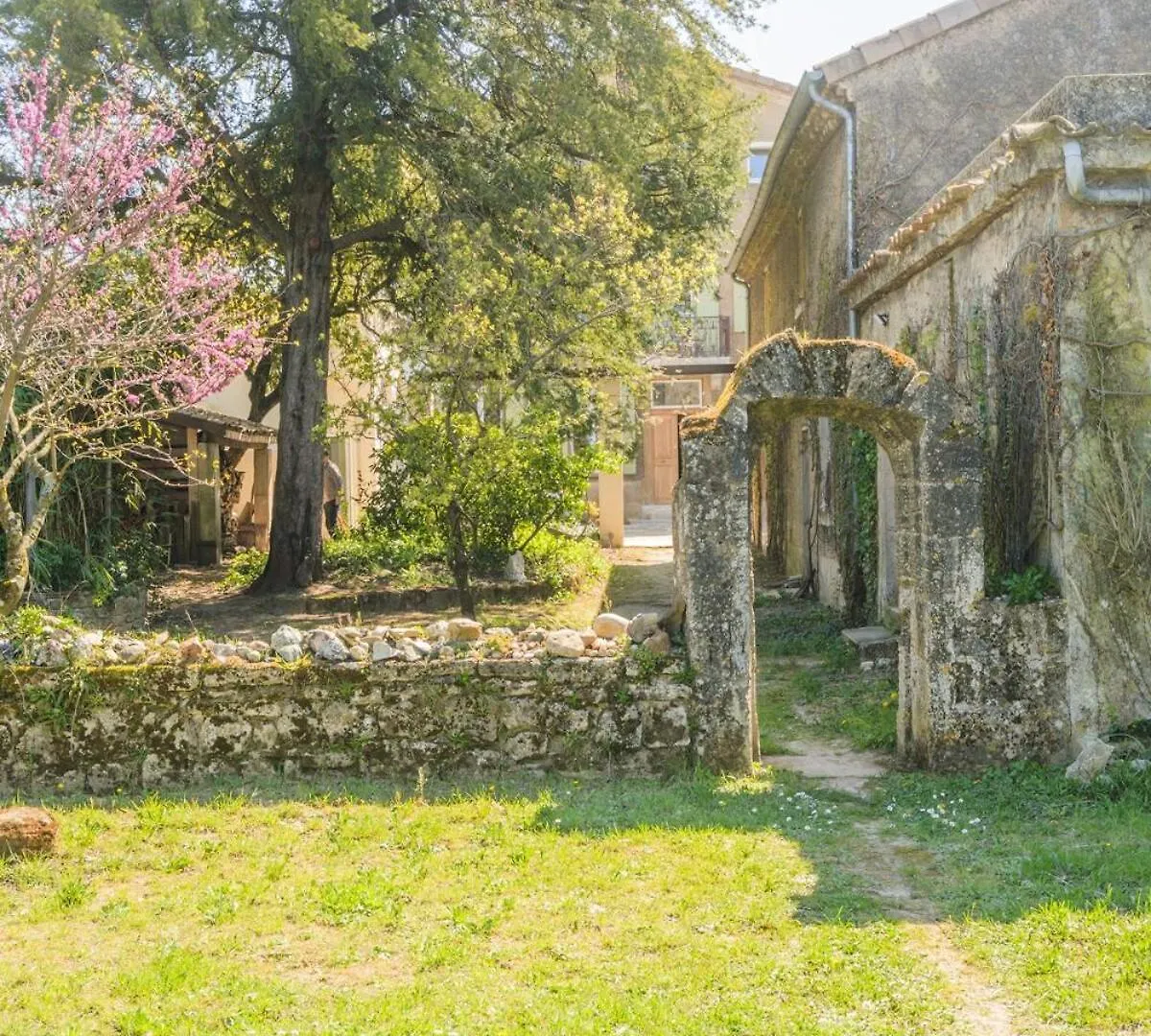 Tres Bel Hotel Particulier En Plein Coeur De Village Étoile-sur-Rhône 0*,